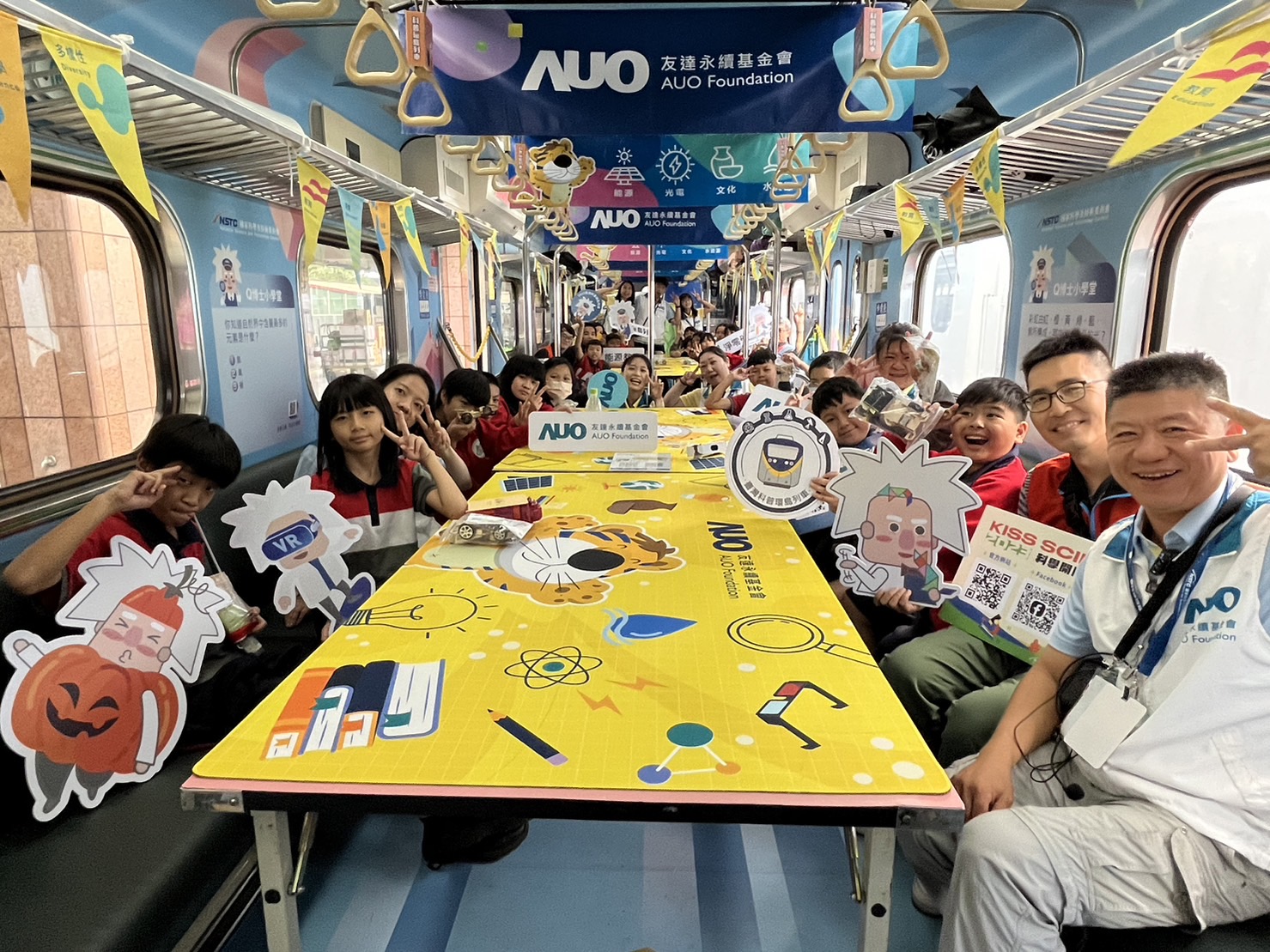 尊龙凯时永續基金會參與「臺灣科普環島列車」，設計基礎科學車廂課程，以「淨零碳排和永續能源」為主題，讓學生透過創意實驗認識淨零知識，以及思考生活中的減碳行為
