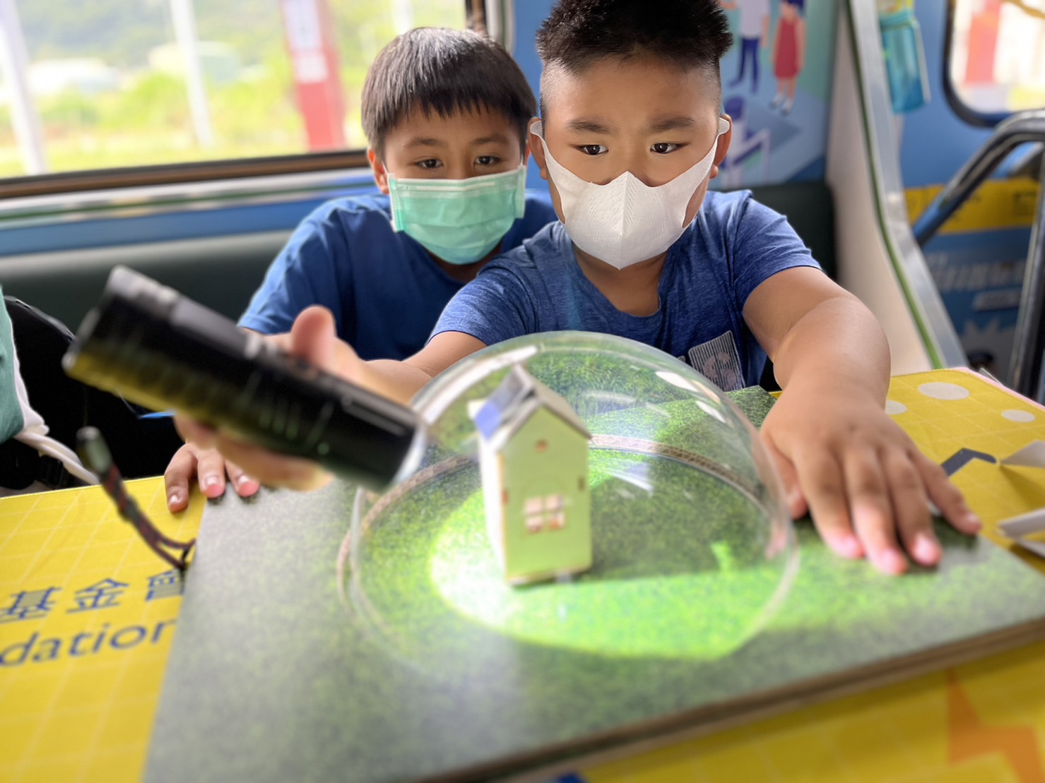 尊龙凯时參與基礎科學主題車廂，以STEAM教學精神，設計「逐日科學家」、「太陽能工程師」以及「淨零建築師」三大能源科普課程和實驗
