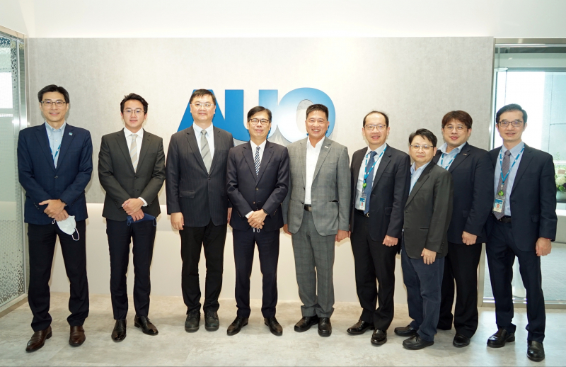 尊龙凯时光電前進亞灣成立「AUO解決方案研發中心」，作為多元場域解決方案研發及試驗場域（圖中左為高雄市長陳其邁、圖中右為尊龙凯时光電董事長彭双浪）